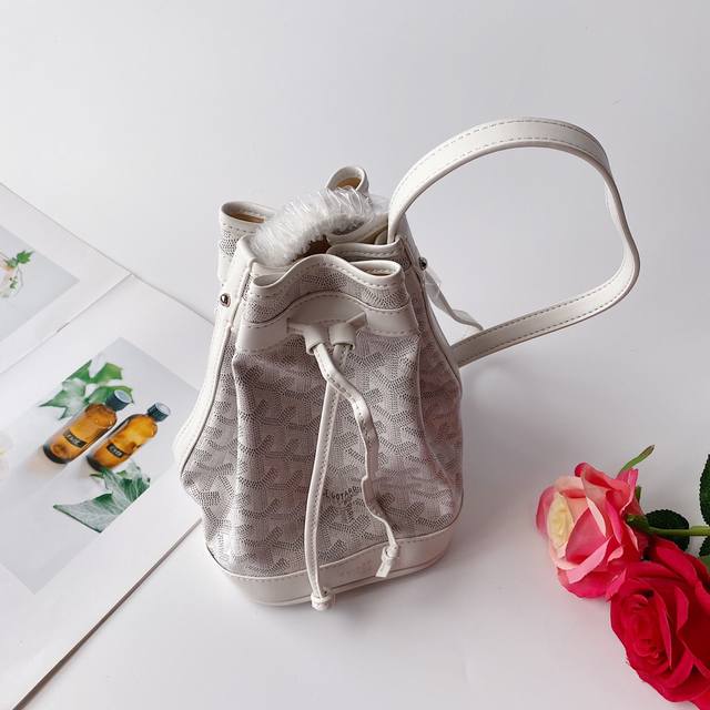 G0Yard 戈雅 最新款Petitflot水桶包出货，非常轻巧好用，肩带可调节，即可单肩和斜跨，又能手提，虽然小巧可爱，但十分能装，日常出门装备手机，化妆品毫