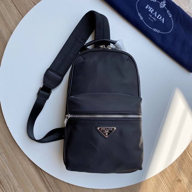 最新款男士背包，2025年最新款背包胸包，采用进口Saffiano皮革材质和进口尼龙布料，可调式尼龙肩带，拉丝金属配件，这款尼龙背包多个口袋和加衬背部设计颇具设