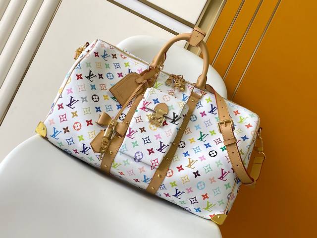 163C01 芯片 M13742白彩 本款 Keepall BandoulièRe 45 旅行袋出自路易威登 X 村上隆再版系列，以绚丽 Monogram 涂层
