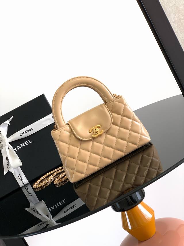 23K Kelly手柄包 时尚是一个轮回，大热门中古Kelly被Chanel重新设计焕发生机，中古Kelly以经典的手柄手提出名，在基础加上皮穿链肩带颠覆传统，