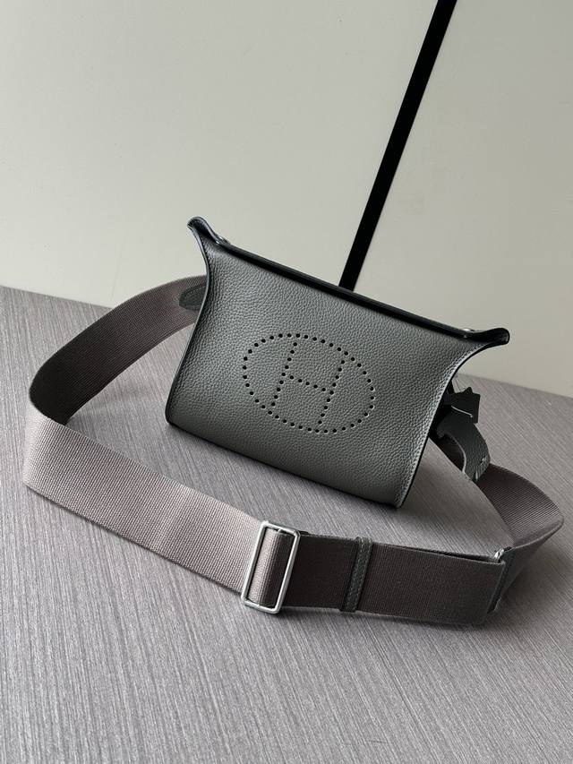 顶级专柜老鼠狠货最新火爆款爱马仕通用款。因为是你 我可以更加自在 属于你的出片时刻 新款上线｜ 锡器灰 银扣 进口Togo 钢制五金 手工蜜蜡线缝制 可斜挎 单