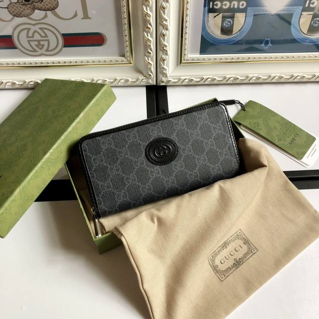 顶配版 顶级 这款简洁纤长的钱包采用黑色Gg Supreme帆布材质，饰以同色调皮革滚边和互扣式双G标牌，突显经典设计的魅力。黑Ggsupreme帆布，环保材料