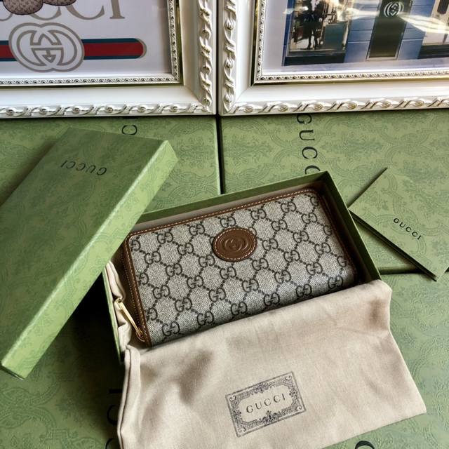 顶配版 顶级 这款简洁纤长的钱包采用黑色Gg Supreme帆布材质,饰以同色调皮革滚边和互扣式双G标牌,突显经典设计的魅力。黑Ggsupreme帆布,环保材料 顶配版 顶级 这款简洁纤长的钱包采用黑色Gg Supreme帆布材质,饰以同色调皮革滚边和互扣式双G标牌,突显经典设计的魅力。黑Ggsupreme帆布,环保材料