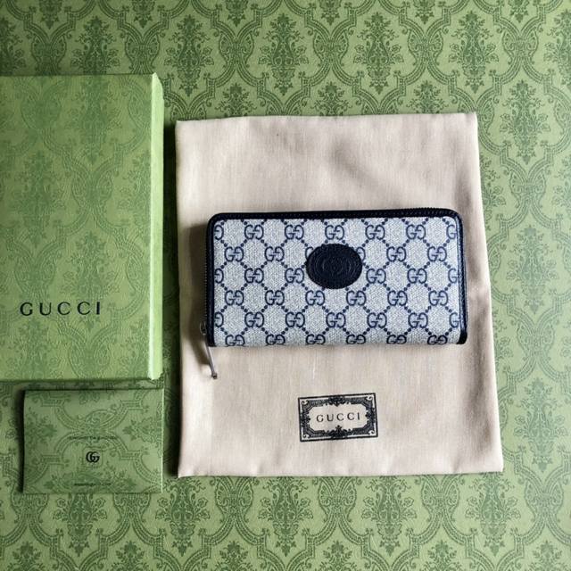 顶配版 顶级 这款简洁纤长的钱包采用蓝色Gg Supreme帆布材质，饰以同色调皮革滚边和互扣式双G标牌，突显经典设计的魅力。蓝Ggsupreme帆布，环保材料