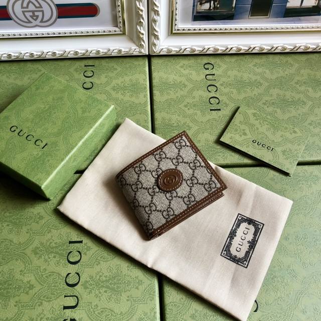 顶配版 顶级 这款简洁纤长的钱包采用黑色Gg Supreme帆布材质,饰以同色调皮革滚边和互扣式双G标牌,突显经典设计的魅力。黑Ggsupreme帆布,环保材料 顶配版 顶级 这款简洁纤长的钱包采用黑色Gg Supreme帆布材质,饰以同色调皮革滚边和互扣式双G标牌,突显经典设计的魅力。黑Ggsupreme帆布,环保材料