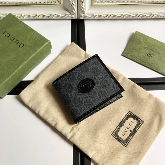 顶配版 顶级 这款简洁纤长的钱包采用黑色Gg Supreme帆布材质，饰以同色调皮革滚边和互扣式双G标牌，突显经典设计的魅力。黑Ggsupreme帆布，环保材料