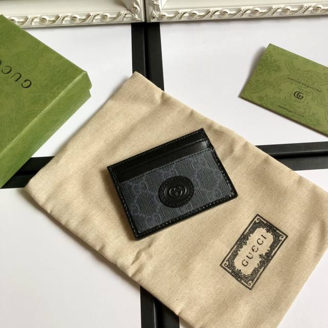 顶配版 顶级 这款简洁纤长的钱包采用黑色Gg Supreme帆布材质，饰以同色调皮革滚边和互扣式双G标牌，突显经典设计的魅力。黑Ggsupreme帆布，环保材料