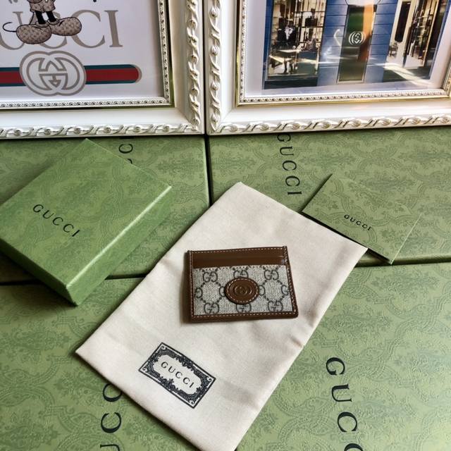 顶配版 顶级 这款简洁纤长的钱包采用黑色Gg Supreme帆布材质，饰以同色调皮革滚边和互扣式双G标牌，突显经典设计的魅力。黑Ggsupreme帆布，环保材料