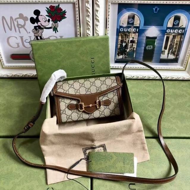 顶配版 配绿盒包装新款系列焕新演绎品牌典藏元素，致敬好莱坞恒久不息的魅力。这款手袋是马衔扣1955系列中的一款力作，迷你造型让该系列的标志性配件更加吸睛。材质采