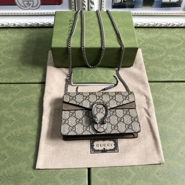 顶配版 小号 配绿盒包装 独家实拍 Gucci 顶级货品 专柜同步，原单品质，实物实拍！颇具结构感的Gg Supreme高级人造帆布链条超迷你手袋，配有钥匙扣，
