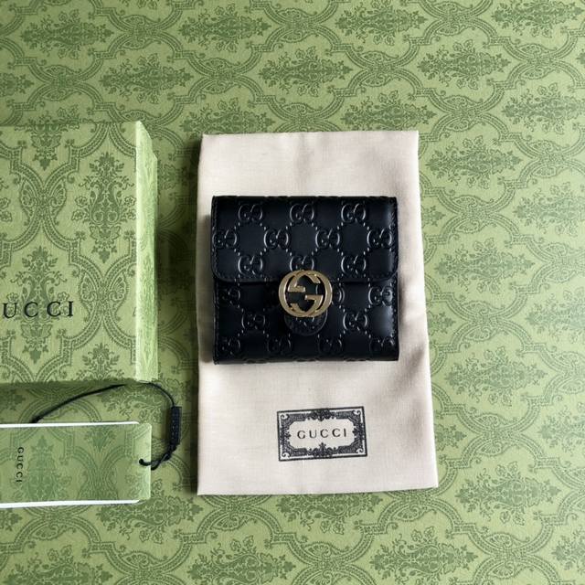 顶配版 短款三折钱包，采用进口粒面牛皮压花，金色五金配件！专柜品质、实物实拍 ！型号:369676 ！颜色:全皮／黑色！尺寸:12Cm*11.5Cm*3Cm*