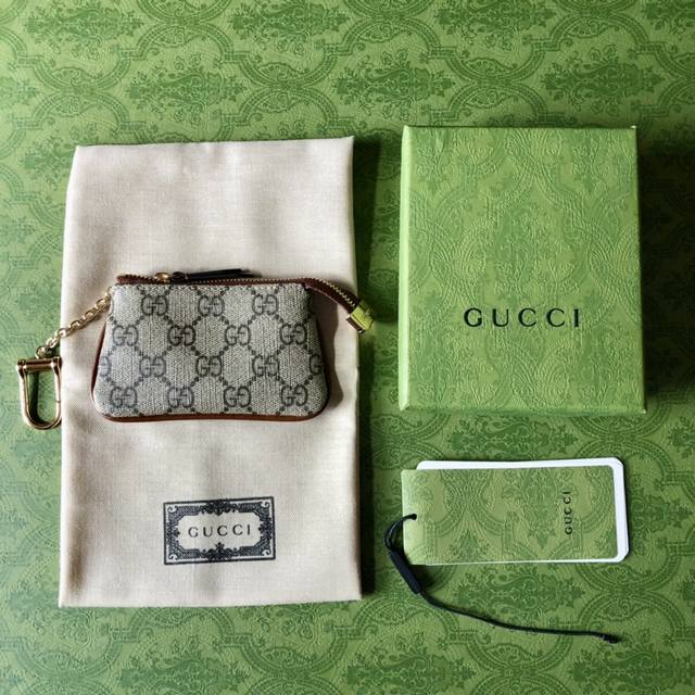 顶配版 Gg全新小零钱包～口红包采用进口牛皮拼Pvc ，搭配精致原工厂P五金，灵活别致的勾扣，小巧玲珑，大大作用，型号：447964，颜色:黑压，棕Pvc尺寸：