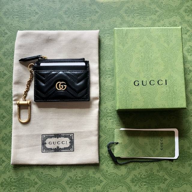 顶配版 原厂皮 新款Gucci Gg全新小零钱包～卡包 采用进口小牛皮剌绣波浪纹 搭配精致原工厂P古铜双G五金 灵活别致的勾扣，小巧玲珑，大大作用 颜色: 红皮