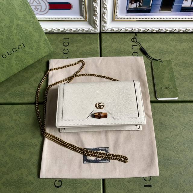 顶配版 Gg手袋采用黑色皮革材质，造型纤巧，别具匠心地将同系列手袋的经典竹节提手呈现为正面的精巧细节。黑色皮革，古金色调配件，绒面材质质感云纹织物和超细纤维混纺