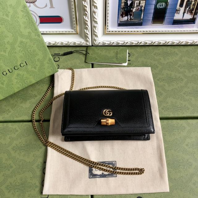 顶配版 Gg手袋采用黑色皮革材质，造型纤巧，别具匠心地将同系列手袋的经典竹节提手呈现为正面的精巧细节。黑色皮革，古金色调配件，绒面材质质感云纹织物和超细纤维混纺