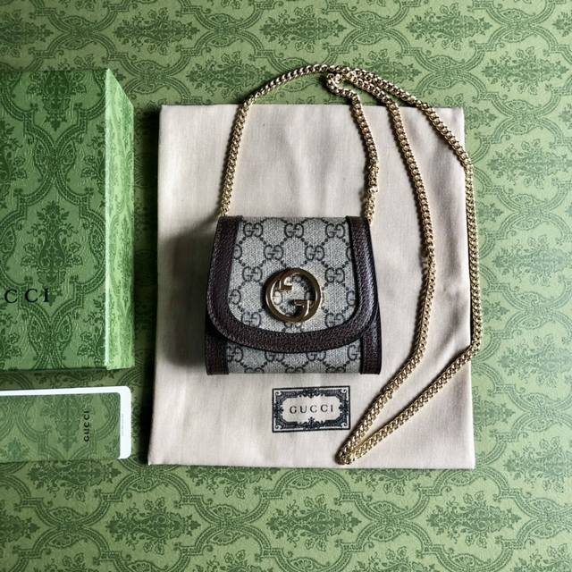 顶配版 品牌典藏元素以几何造型焕新演绎互扣式双G标识，呈现多款全新小皮件单品。金色调配件为这款链带钱包注入精致复古气息，与米色和乌木色Gg Supreme帆布交