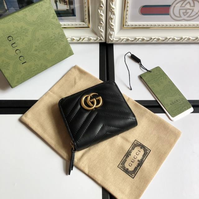 顶配版 原厂皮 原单双G古铜金属 人形纹绗缝皮革，背面配以 标志复古金色金属配件，双 扣拉链零钱袋！型号：474813，颜色: 黑色，大红，绿色，裸粉，尺寸:1