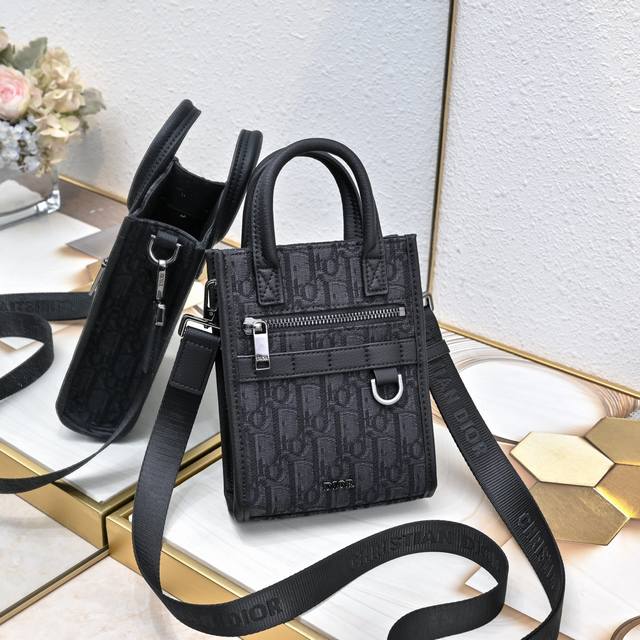 对版枪扣 Dior-迪奥柜专最款新手包拿网官同步 单原品质 这款漱洗包合融实用能功与约简设计 用采Cd Diamond 图案帆布精心作制 配搭色同光调滑牛革皮饰 对版枪扣 Dior-迪奥柜专最款新手包拿网官同步 单原品质 这款漱洗包合融实用能功与约简设计 用采Cd Diamond 图案帆布精心作制 配搭色同光调滑牛革皮饰