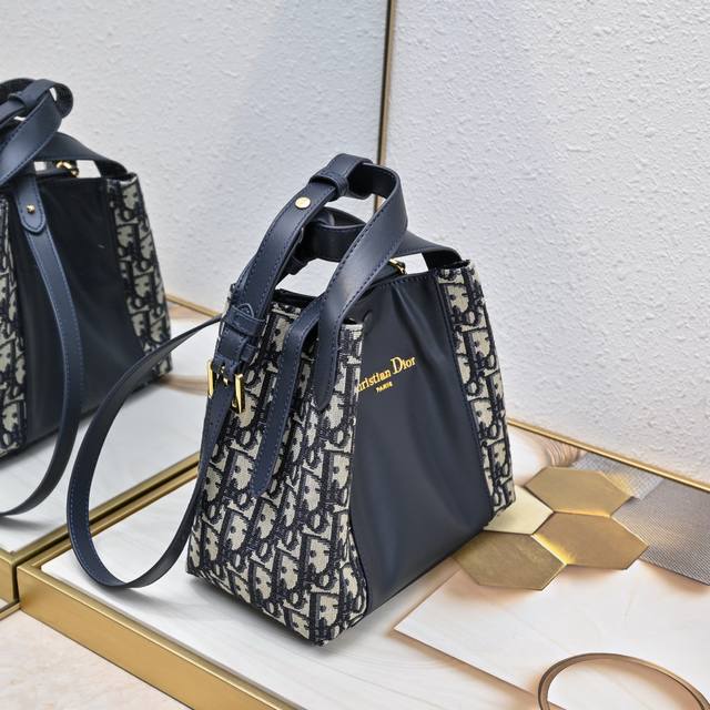 Signature 水桶包 这款 Signature 水桶包是二零二五春夏 系列新品，突显柔软的廓形和百搭的设计。采用黑色牛皮等材质精心制作，饰以同色调光滑牛皮