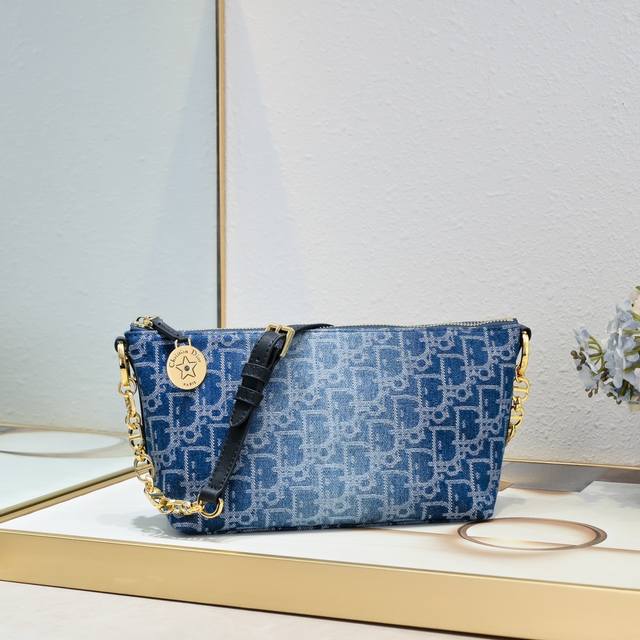 这款 Diorstar Hobo 链条手袋是二零二四春夏成衣系列新品,造型时尚,设计实用。廓形柔软,采用黑色褶皱牛皮革精心制作,饰以超大藤格纹,带有宽敞的隔层。 这款 Diorstar Hobo 链条手袋是二零二四春夏成衣系列新品,造型时尚,设计实用。廓形柔软,采用黑色褶皱牛皮革精心制作,饰以超大藤格纹,带有宽敞的隔层。