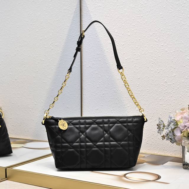 平纹 这款 Diorstar Hobo 链条手袋是二零二四春夏成衣系列新品,造型时尚,设计实用。廓形柔软,采用黑色褶皱牛皮革精心制作,饰以超大藤格纹,带有宽敞的 平纹 这款 Diorstar Hobo 链条手袋是二零二四春夏成衣系列新品,造型时尚,设计实用。廓形柔软,采用黑色褶皱牛皮革精心制作,饰以超大藤格纹,带有宽敞的