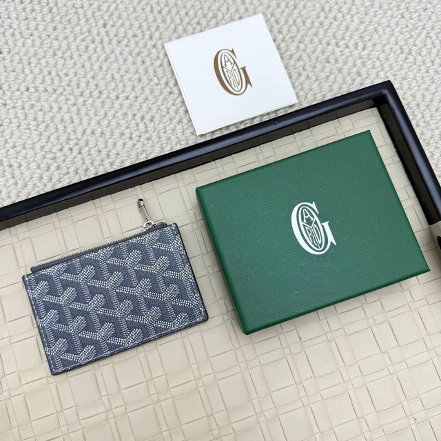 Goyard戈雅Bourbon拉链零钱卡包这款零钱卡包，设有3个卡槽，1个贴袋和一个拉链口袋，存放硬币零钱或者卡片，可安全存放零錢。 精緻小巧，其紧凑的形状可以