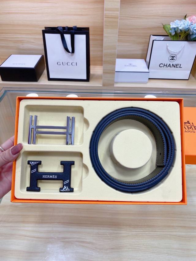 品牌:爱马仕 等级：双扣礼盒套装 带身采用纯牛皮 真空电镀 .两种风格 完美展现独一无二的气质 扣头：原版扣 1条带两个扣 1条带1个扣