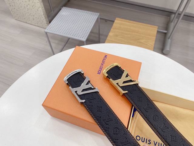 品牌:Lv 路易威登 尺寸:40Mm 正品尺寸 五金材质:精品纯钢扣，真空电镀，正品开版带身材质:以天然小牛皮搭配路易威登特色设计元素Lv Pyramide 时