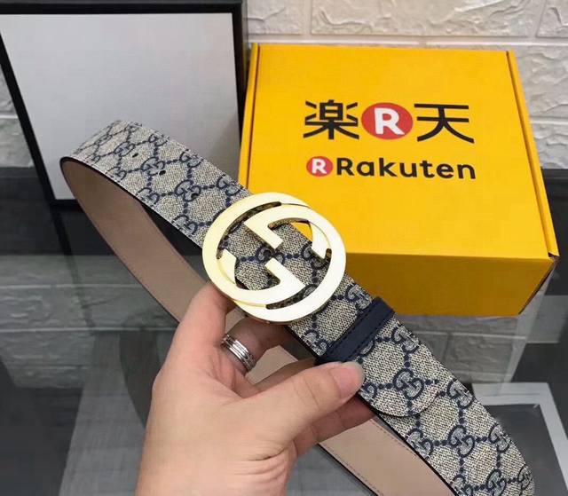 代购级别Gucci 古驰 官网同步爆款 经典双G Logo 原单品质 时尚潮流首选。带宽3.8Cm 原版真空电镀五金 原版Pvc配磨砂牛皮沙底。