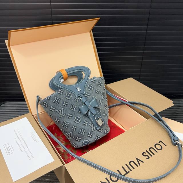 Louisvuitton 路易威登 丹宁牛仔布水桶包男女通用单肩斜挎包 枕头包 经典百搭 实物拍摄 配送防尘袋 礼盒 20 X 14 Cm