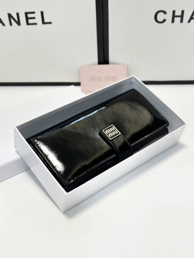 颜色 黑尺寸 19*10.5*3.5 Miumiu新款！爆款热力来袭 釆用油蜡小牛皮，皮质细腻柔软，做工精细！