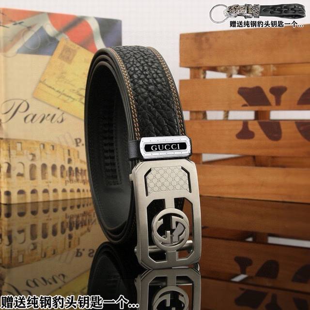 赠送如图纯钢钥匙扣一个.... 批 配全套专柜包装 品牌：Gucci 原单品 扣头材质：精品钢扣 带身材质正面：38Mm宽度采用真正野牛皮包边工艺腰带 细节完美