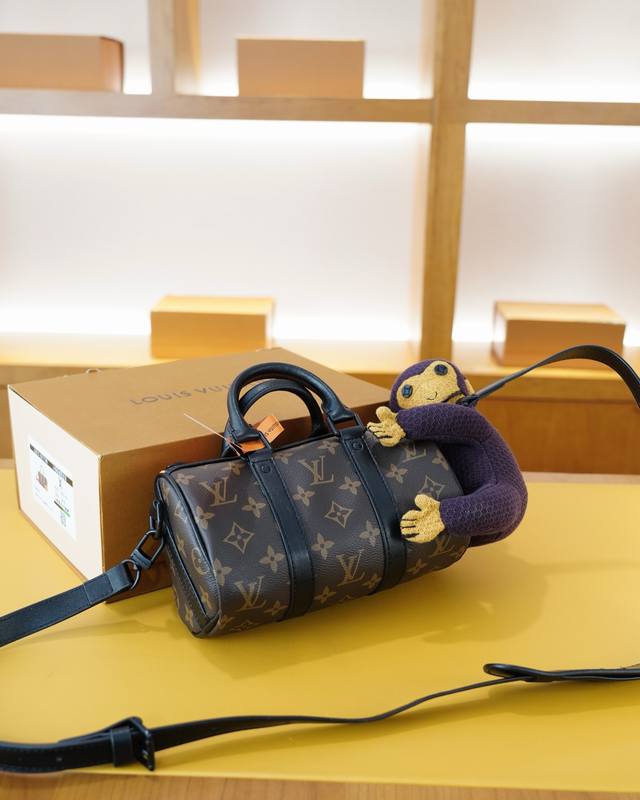 路易威登 官网同步 高版本 斜挎单肩背包 永恒不过时的标志性产品 纯原单小牛皮 顶级五金制作 非市面普通版本 贸易公司订单货 全部实拍 实用性非常高 完全不用担