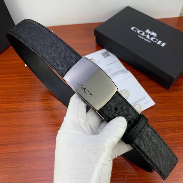 coach 蔻驰 手掌纹皮底 采用顶级定制头层牛皮，手感细腻、配经典針扣 商务又时尚 、品质保证！带身可裁剪 可兩面佩戴：宽度3.8Cm