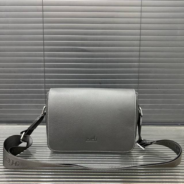 HermèS 爱马仕 男士小牛皮单肩包 邮差包 斜挎包 经典百搭 实物拍摄 原厂原版面料 高端品质 配送防尘袋 24 X 15 Cm。 HermèS 爱马仕 男士小牛皮单肩包 邮差包 斜挎包 经典百搭 实物拍摄 原厂原版面料 高端品质 配送防尘袋 24 X 15 Cm。