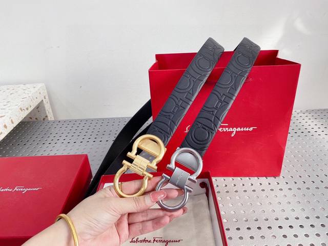 米兰时装周新款 正品有售Ferragamo 菲拉格慕 Italy专柜在售正品 此款采用原單纹制作 走线油边细致 正品开模 搭配原版Gancio五金 3.5Cm规