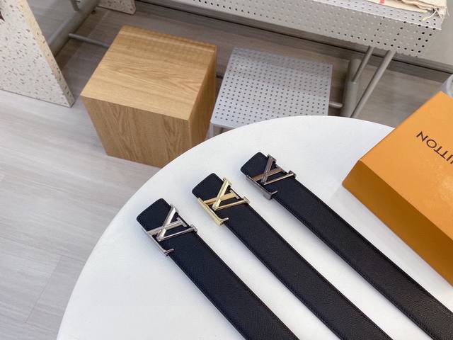 带礼盒Lv最新走秀款 带身纯牛皮制作 搭配字母扣 一眼就爱了 不得不买的好货 做工精致 成功男士必备 宽度3.8。