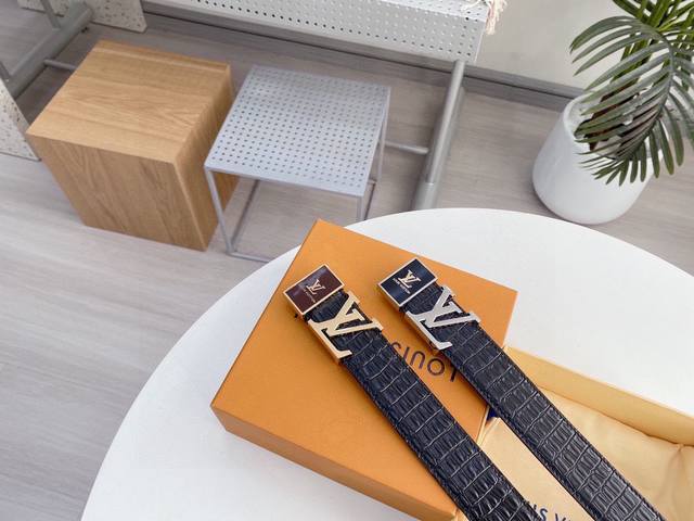 路易威登新款纯皮 双面可用 为全球最大的高级时尚控股公司以传统手工设计和款式新颖誉满全球随心驾驭[奸笑]宽度3.4厘米 附带原版包装