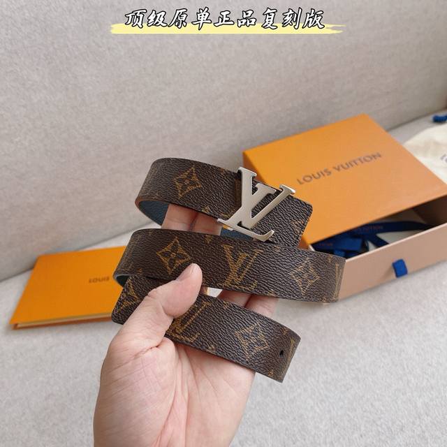 广州工厂P直发 L路易 30Mm女士系列 经典双面设计，以一当二。 标志性的 L带扣即可与 Monogram 结合，营造出更多休闲意味，亦可与彩色皮革搭配，使整