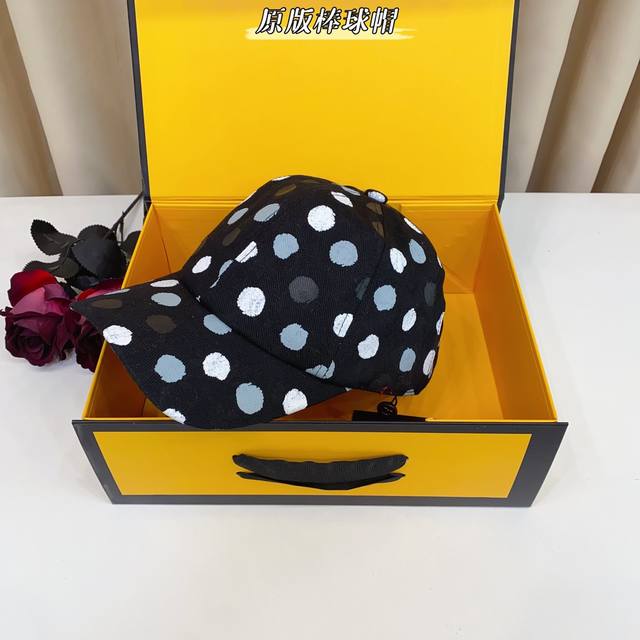 礼盒包装 路易L家 原版棒球帽 各大明星网红推荐款 超级好搭配衣服 洋气首选进口面料，质感超赞 男女通用哦 抓紧自留吧