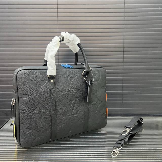 Louisvuitton 路易威登 牛皮压花手提包手袋 电脑包 公文包 超大容量 经典百搭 实物拍摄 原厂原版面料 配送防尘袋 38 X 28 Cm。