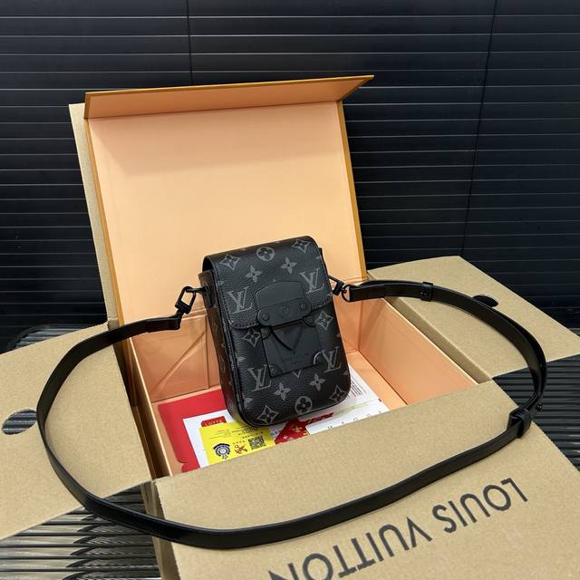 Louisvuitton 路易威登 S-Lock Vertical 钱夹 手机包 单肩斜挎包 经典百搭 实物拍摄 原厂原版面料 飞机礼盒 19 X 12Cm。