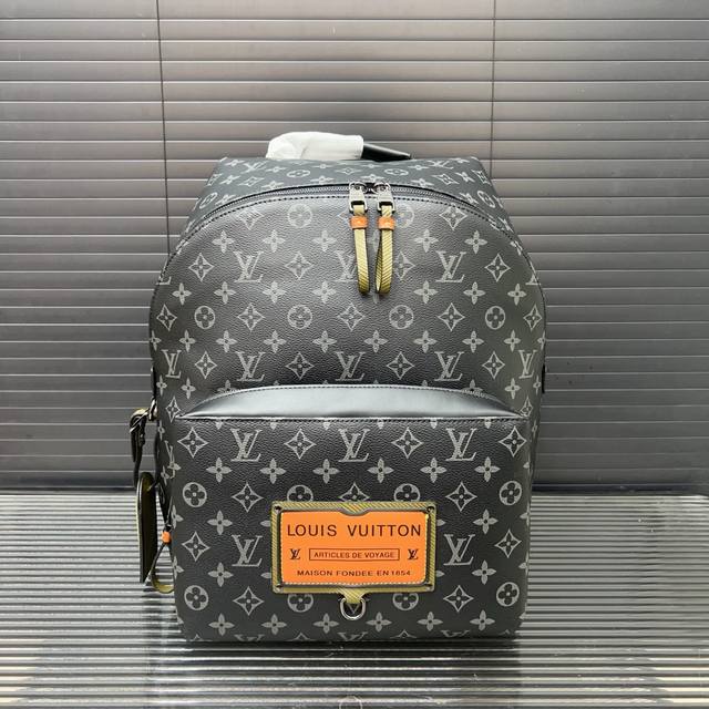 Louisvuitton 路易威登 Discovery 印花涂鸦双肩包 大容量背包 男女通用 经典百搭 实物拍摄 原厂原版面料 配送防尘袋 40 X 30 Cm