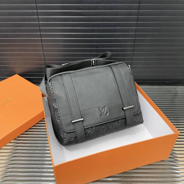 Louisvuitton 路易威登 牛皮翻盖邮差包 单肩包 男士休闲斜挎包 经典百搭 实物拍摄 原厂原版面料 配送防尘袋 礼盒 26 X 20 Cm。