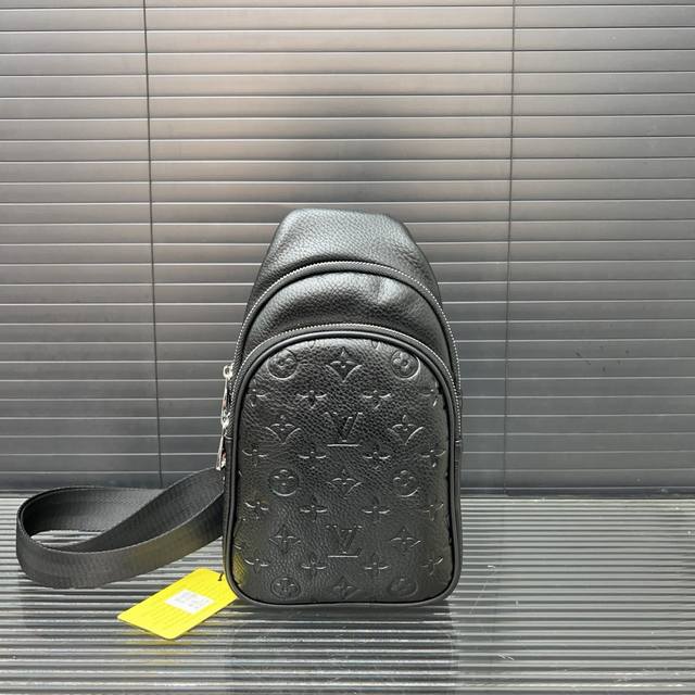 Louisvuitton 路易威登 压花胸包 斜挎单肩包 实物拍摄 原厂原版面料 配送防尘袋30 X 17 Cm。
