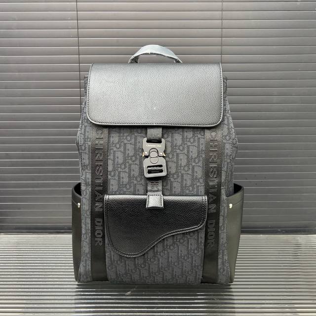 Dior 迪奥 Oblique提花布 牛仔布马鞍双肩包 男女大容量背包 书包 采用精湛镶嵌细工，经典百搭 实物拍摄 原厂原版面料 配送防尘袋 30 X 40 C