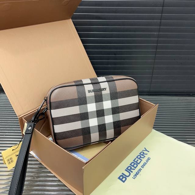 Burberry 巴宝莉 格子手拿包 经典Logo搭配原厂工艺材质 休闲百搭 实物拍摄 原厂原版面料 配送防尘袋礼盒 25 X 17 Cm。