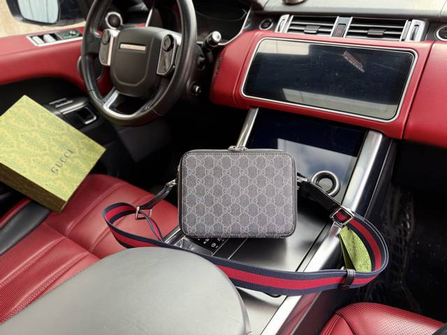 高端货 新款 “ Gucci ”古奇单肩包 Gucci古驰邮差包 Jumbo Gg 可调节织带肩带拉链开合 皮革 单肩斜挎包 超迷你 男款 黑色 高清五金Log