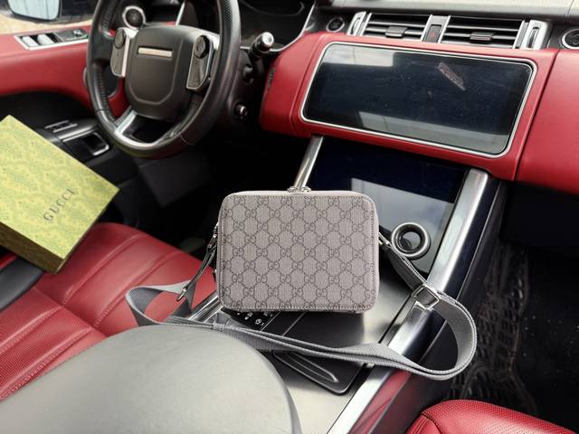 高端货 新款 “ Gucci ”古奇单肩包 Gucci古驰邮差包 Jumbo Gg 可调节织带肩带拉链开合 皮革 单肩斜挎包 超迷你 男款 灰色 高清五金Log