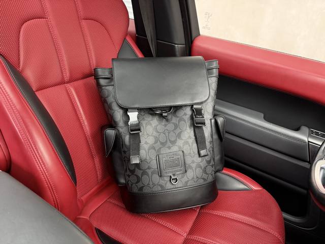 高端货 新款 “ Coach ”蔻驰双肩包 Coach蔻驰双肩包 Rivington 29 经典标志涂层旅行 帆布配皮 书包背包双肩包 大号 男款 黑色。内设电